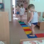 Ходьба по корригирующим дорожкам Ходьба по корригирующим дорожкам
