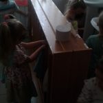 Мытье рук и лица холодной водой Мытье рук и лица холодной водой